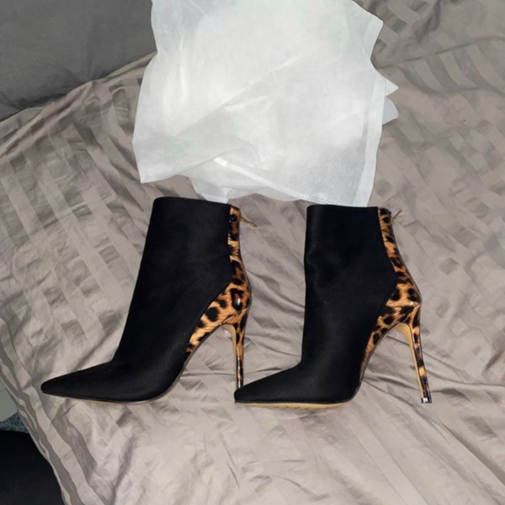 Women’s pointed toe ankle boot